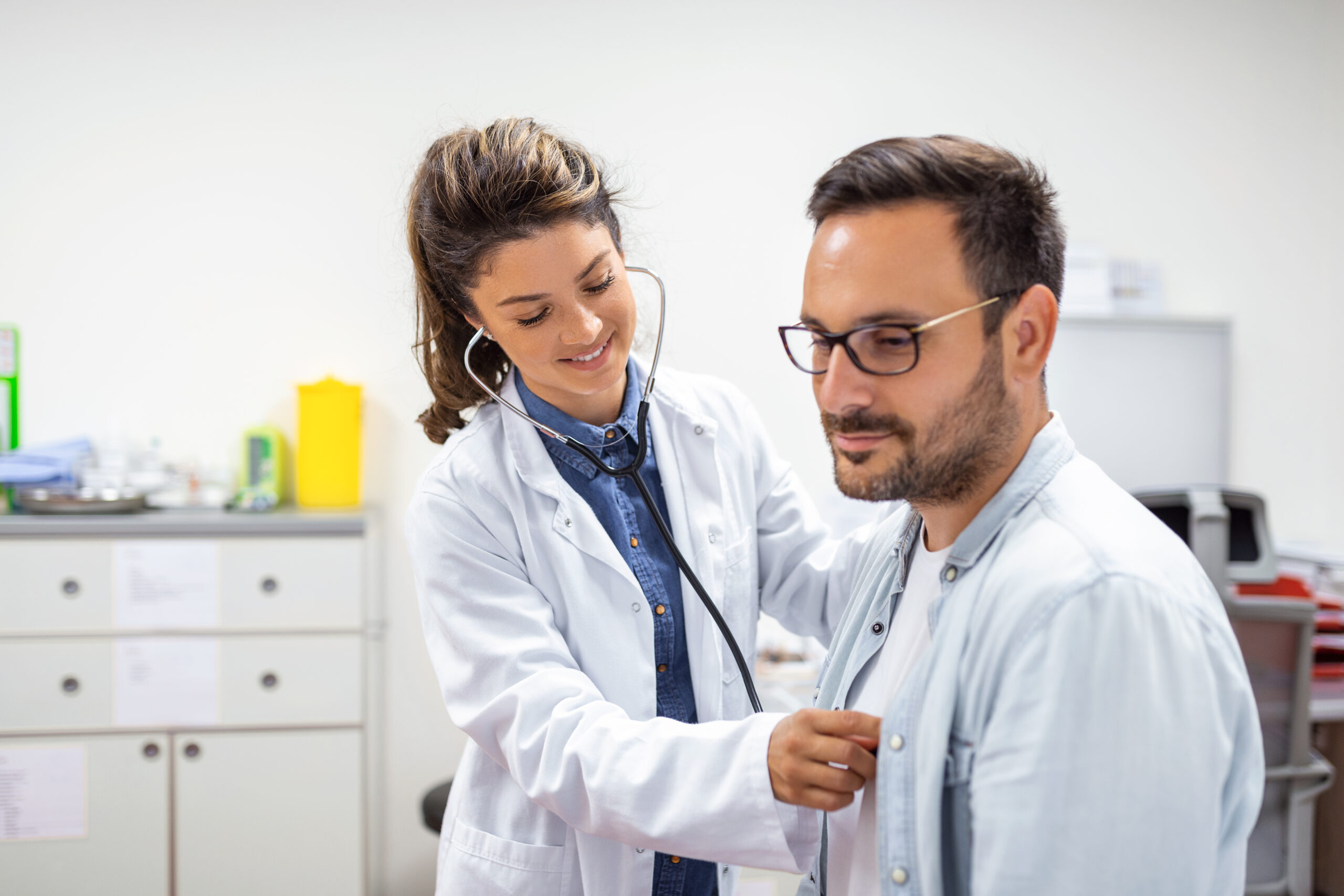 ¿Qué hace un médico internista y por qué deberías visitarlo?
